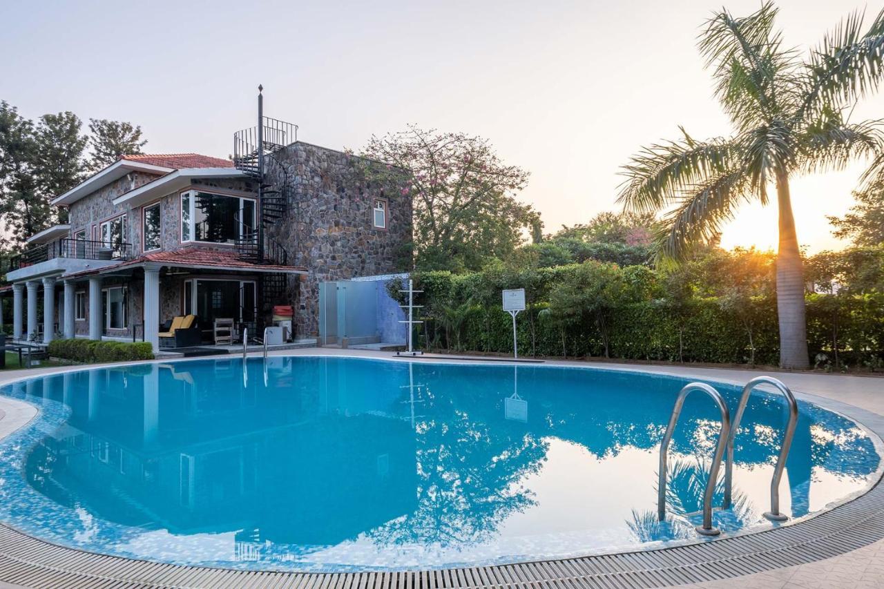 מנסאר Stayvista At The Banyan Abode With Pool Table, Pet Friendly & Outdoor Pool מראה חיצוני תמונה