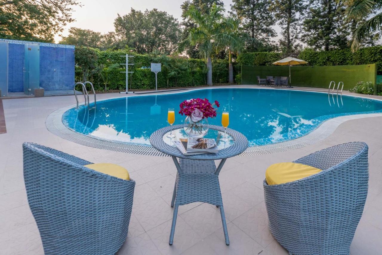 מנסאר Stayvista At The Banyan Abode With Pool Table, Pet Friendly & Outdoor Pool מראה חיצוני תמונה