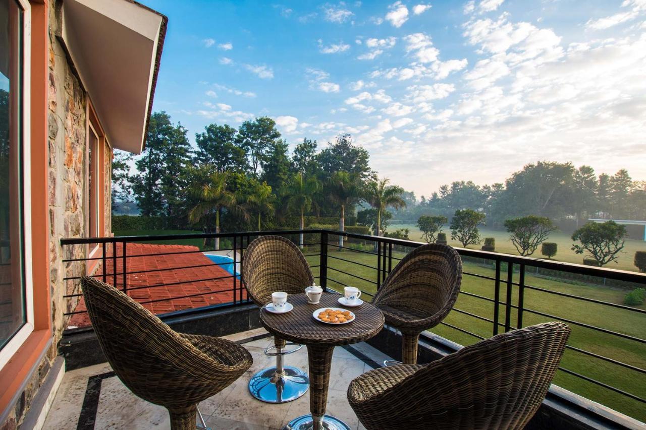 מנסאר Stayvista At The Banyan Abode With Pool Table, Pet Friendly & Outdoor Pool מראה חיצוני תמונה